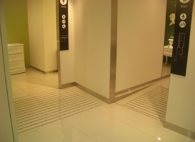 「見た目は平坦、実際は傾斜によるつまずき」 「錯覚スロープによる転倒リスク」